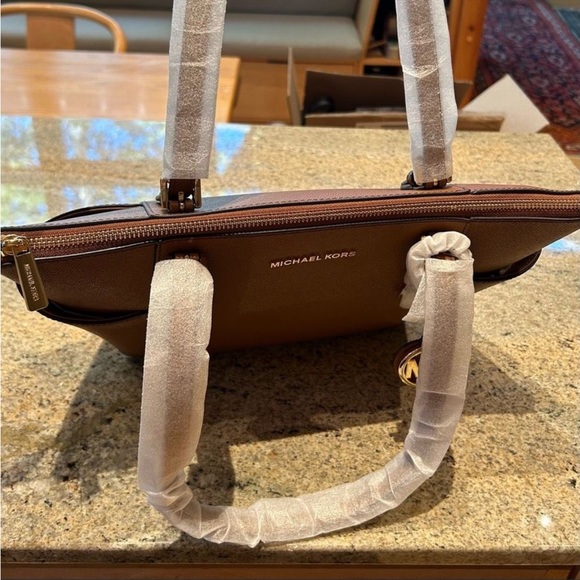 MICHAEL KORS Jet Set Leather Tote - Picture 6 of 10